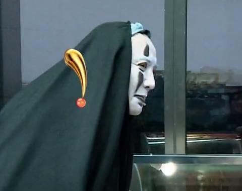 男路|华晨宇带“无脸腾”逛超市时,男路人的反应亮了,像极了逃难的我