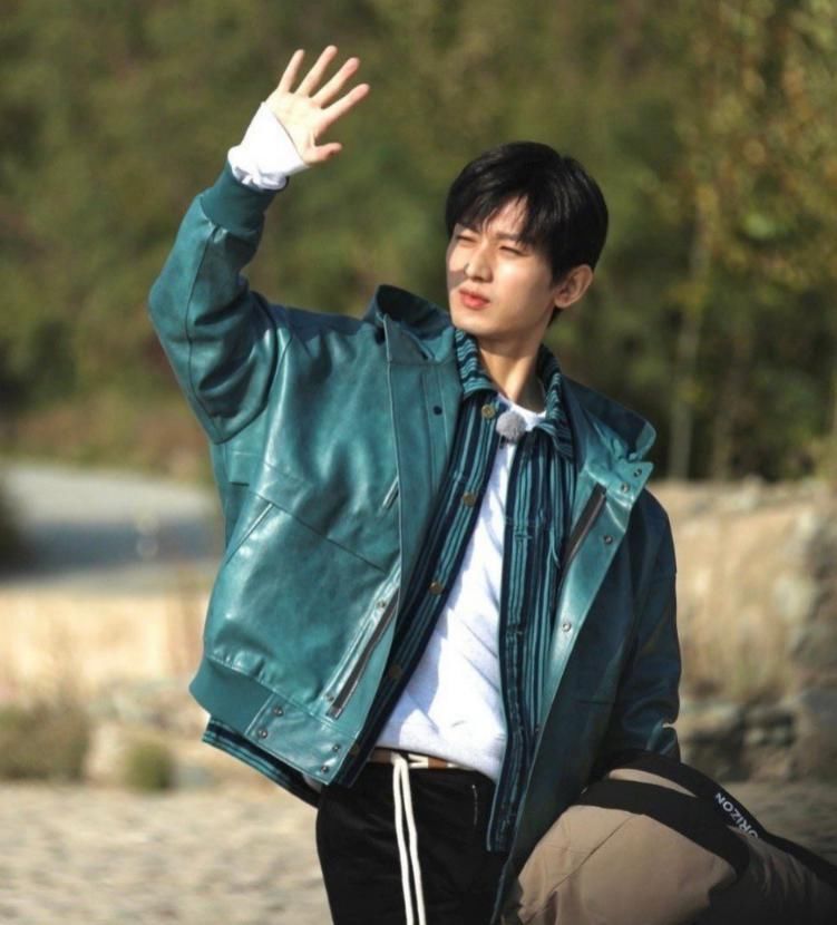  成毅|《跑男》黄河篇路透！成毅皮衣造型清爽，看清蔡徐坤校园男神没跑了