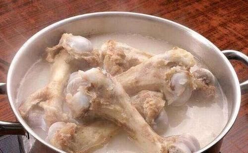  加水|炖骨头汤，千万不能直接加水炖，只需多加这1步，汤汁浓白似牛奶