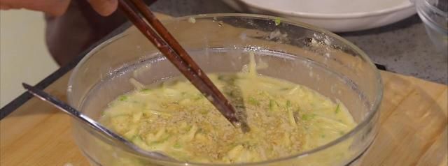 老少皆宜|早餐饼西葫芦鸡蛋饼,味道鲜美,老少皆宜,做法简单又省事、快捷