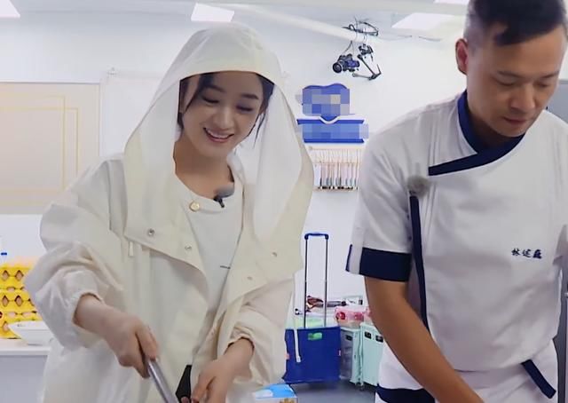 脸部|赵丽颖节目秀刀工认真切肉,镜头特写她的脸部,这鼻子我没看错吧