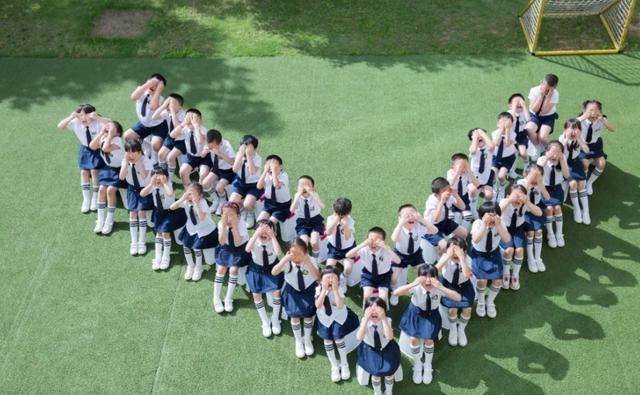  毕业|幼儿园拍摄创意毕业照，迅速走红网络，网友：都是有钱人家的孩子