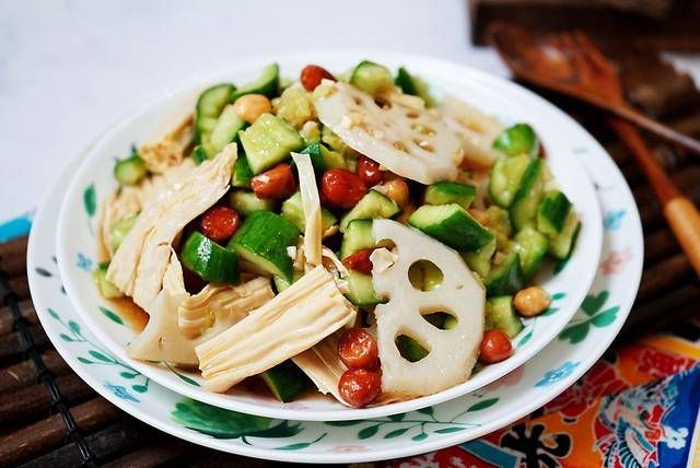  不了|这个菜降火气还清肺热，三色搭配口感清爽又好看，天热餐桌缺不了