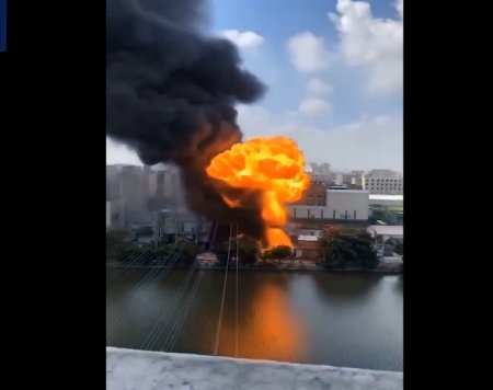 福建|福建晋江一厂房突发大火 明火窜至数层楼高