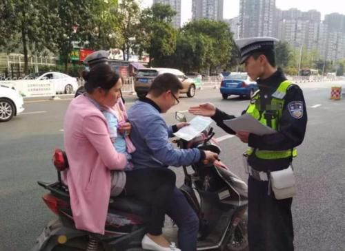  无牌|驾驶无牌电动车被查，女司机当场撕毁罚单，处罚结果大快人心