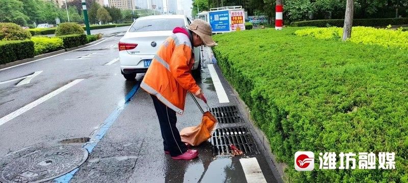 冒雨清理落叶断枝 为景区环境消除隐患