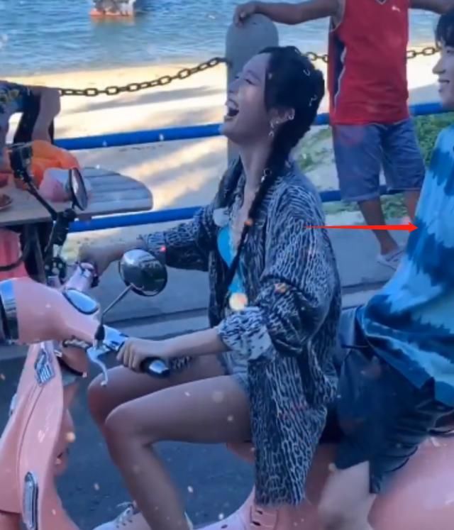  黄新淳|吴宣仪骑电动车载黄新淳，看清黄新淳手放的位置，人品好坏很显然