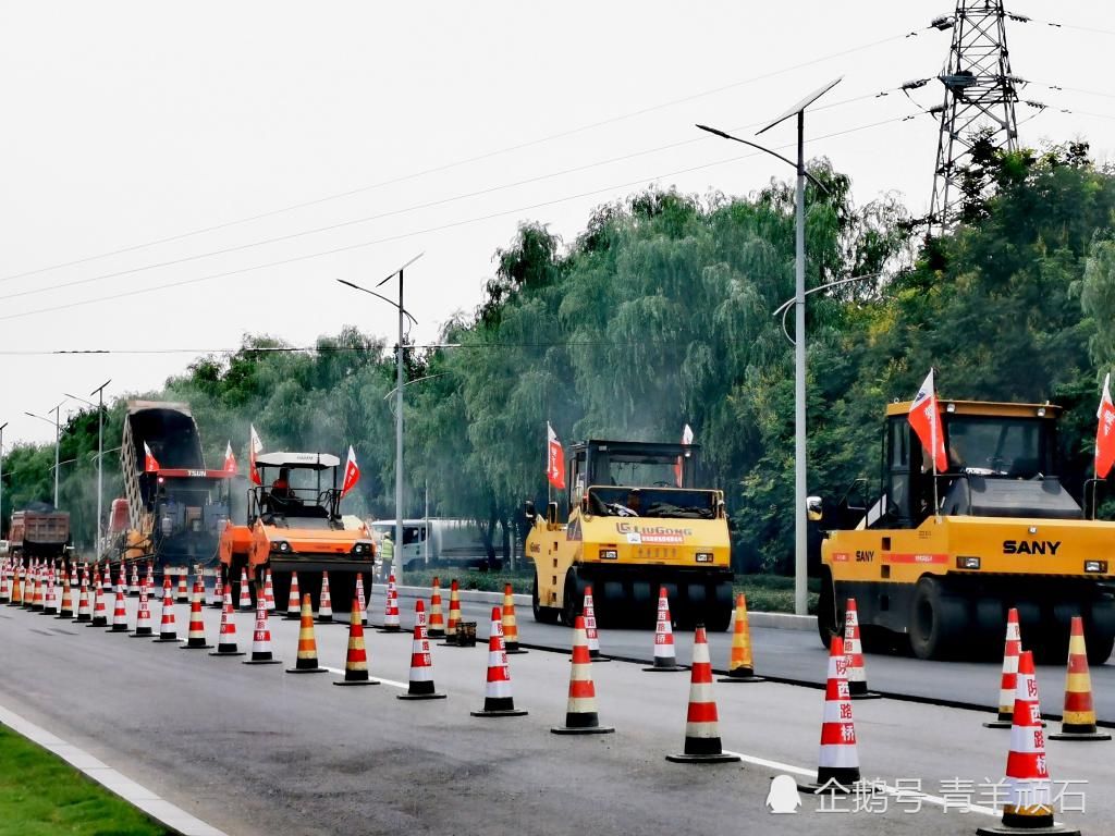 天气|闷热天气下的铺路工人