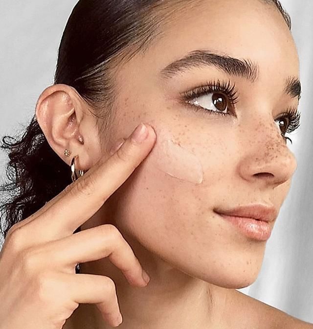  高光|Becca出了款透明粉底，究竟是什么天仙才会用？