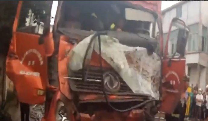  驾驶|一线微观 | 雨天，大货车弯道超车撞向另一辆大货车，场面惊心动魄......