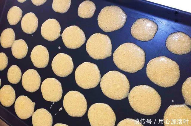  芝麻|童年时吃的芝麻脆饼，教你家常做法，简单搅一搅，又香又脆