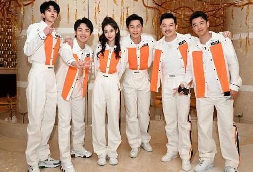  西装|蔡徐坤穿西装，杨颖穿婚纱，看不出有年龄差，而关晓彤又被坑了