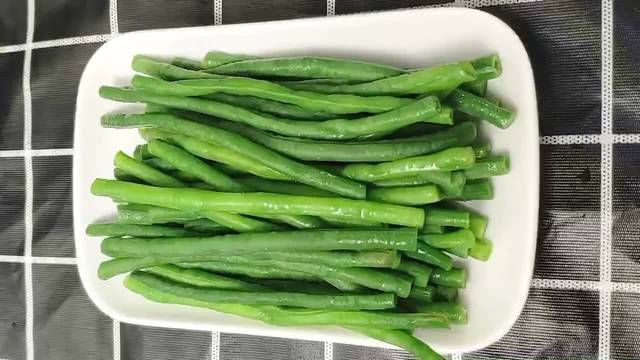 豆角|豆角新的做法，外酥里嫩麻辣鲜香，吃上几口再也停不下来