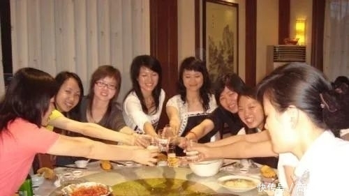 盘子里夹菜|传染病的教训:中餐必须改变不分餐的陋习!