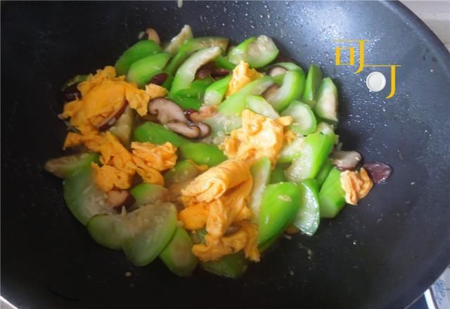  香菇|不用味精就已很鲜美的丝瓜香菇炒蛋，颜色漂亮营养好，一学就会