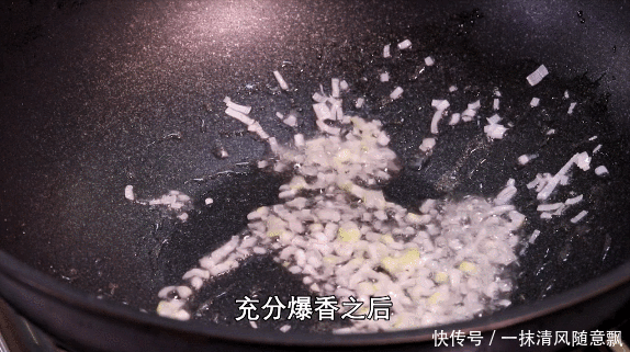 制作|薄脆的冰花煎饺,制作出“冰花”只需要1碗“水”!比煎饺还好吃