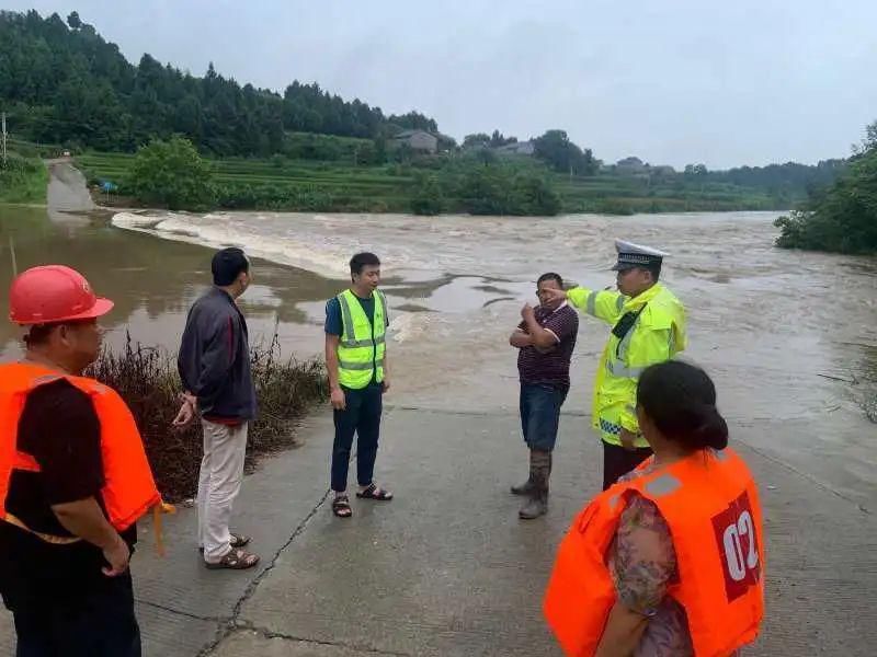  保平安|暴雨倒树致路断，警民行动保平安