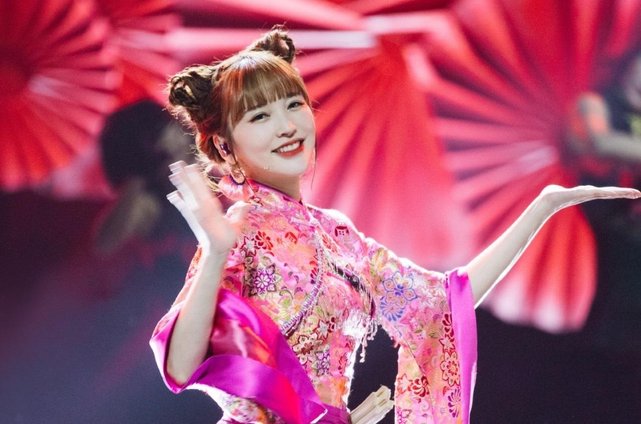 舞台|金莎三公舞台两次掉扇,失误太多下台大哭,队友蓝盈莹在笑什么