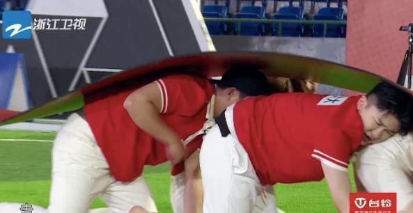  虚弱|张大大玩游戏装虚弱，对宋祖儿黄龄乱动手，《跑男》导演都急眼了