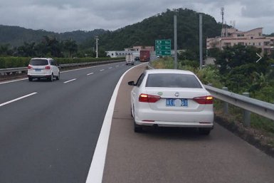  路上|警惕！男子开车路上看导航被扣6分！很多司机被罚都因为这个动作……