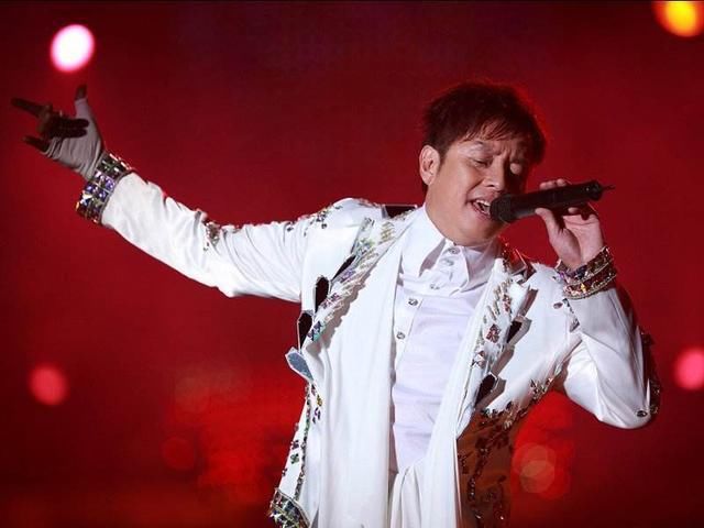  背心|69岁谭咏麟近照罕曝光！穿贴身背心胸肌壮硕，年近古稀仍高大威猛