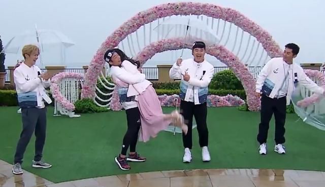  主动|跑男史上“最得宠”女嘉宾，被邓超主动牵手，baby都只能靠边站