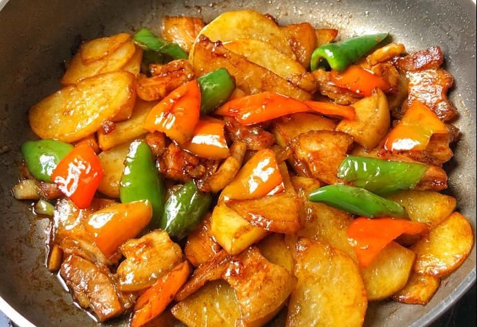  五花肉|干锅土豆片很多人一直做错，厨师长：掌握几个诀窍，比吃肉还香
