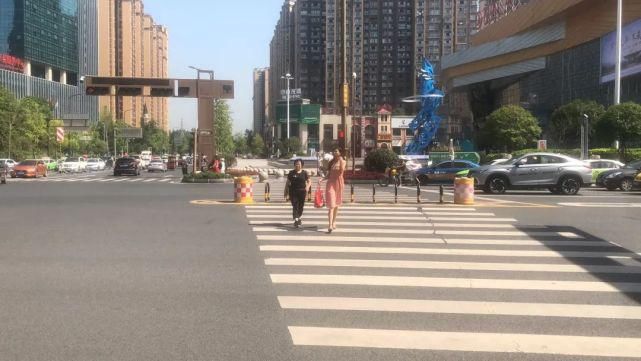 栖霞路北|都“跑”不脱！车辆违法，行人闯红灯……今天全曝光——