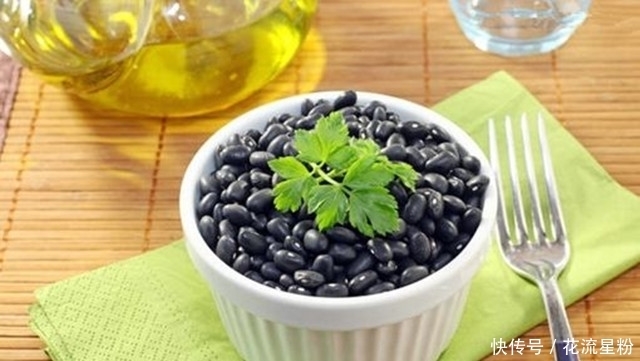 黑豆宜与|每天吃一把黑豆的4个好处，看到第4个，女人笑了