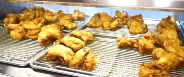 口味|肯德基这款可以吃的“指甲油”,是炸鸡口味的,拆开放到水里……