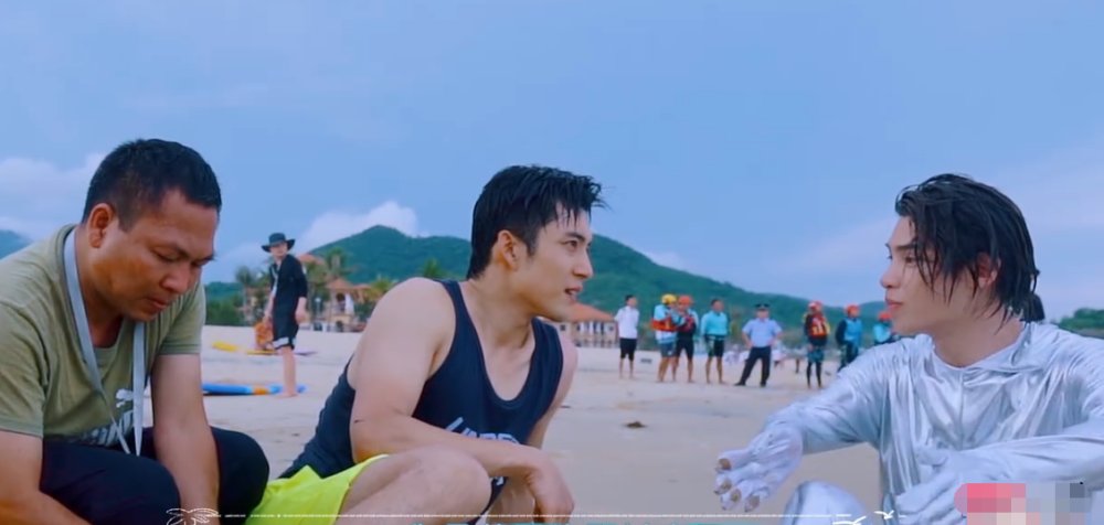  紧急|黄明昊冲浪撞翻韩东君，节目组紧急处理后，他的一个举动看出人品
