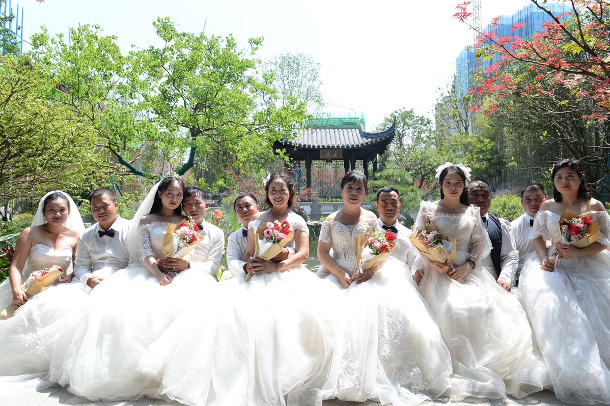 婚纱照|7对农民工夫妻工地拍婚纱迎浪漫七夕