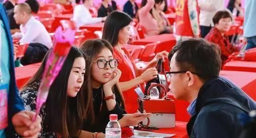 彩礼|那个曾经说没50万彩礼不嫁的女人，如今40岁都没人要，网友：谁敢要？