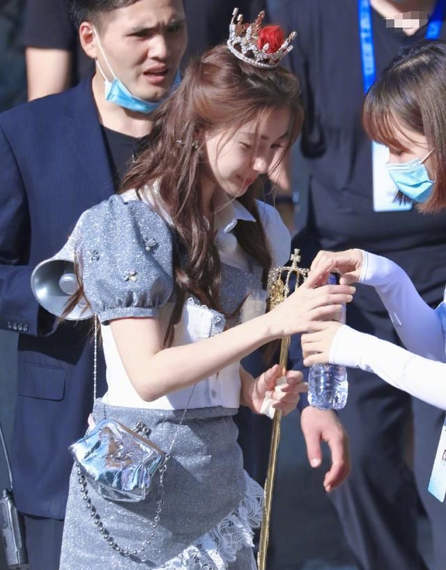 头戴|baby戴“水晶冠”亮相跑男,细看她的妆发造型,确定不是来选秀?