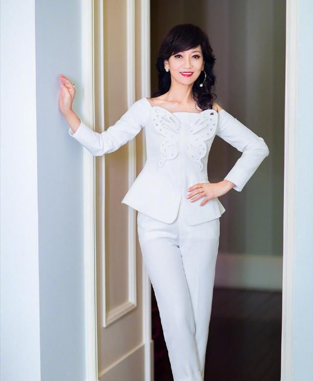  T恤|女人50岁以后，尽量少穿T恤，学赵雅芝这样穿，时髦还减龄