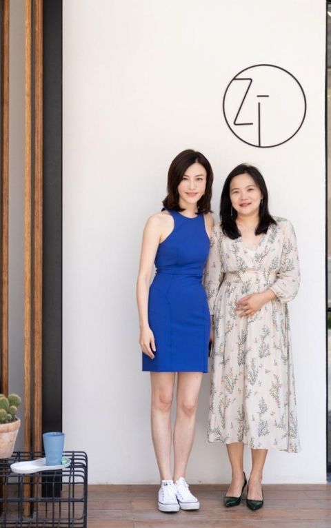  刘孜|42岁刘孜好会穿，极简背心配牛仔裤苗条知性，淡雅气质看了舒服