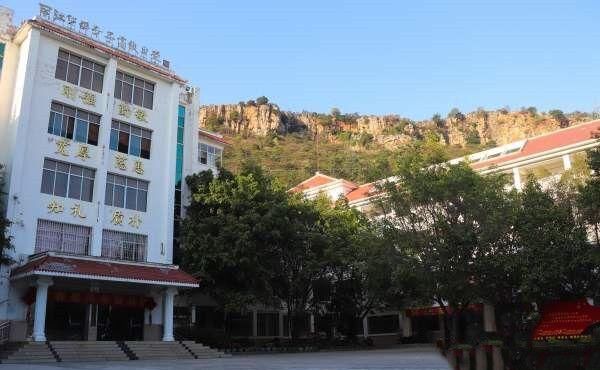 大山|张桂梅在大山创办免费高中，目前总计1645名学生毕业，上线率100％