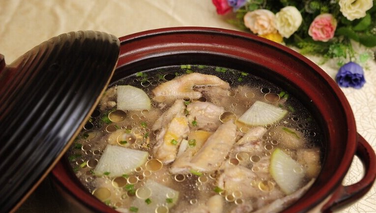 炖鸡汤|炖鸡汤,直接焯水是“外行”!做好这3步,鸡肉鲜嫩不老,汤更鲜