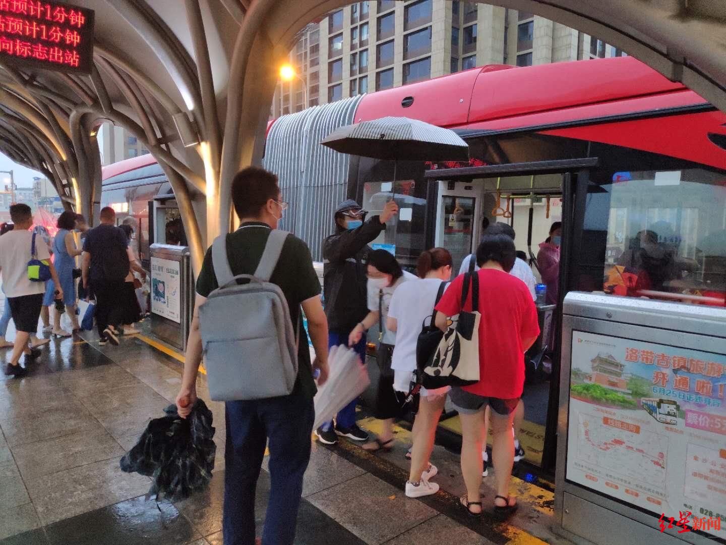 下车|这一幕很暖！暴雨中他为下车乘客撑伞，自己却淋湿了后背