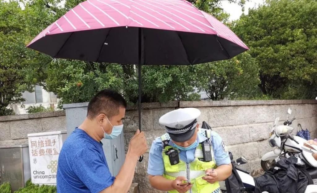  电动|一致好评丨招远交警冒雨走上街头帮电动自行车上牌!