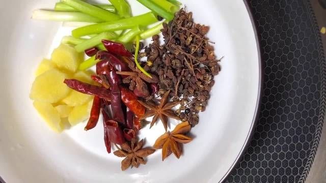 脱骨|麻辣鸡爪的做法,软嫩脱骨麻辣入味,我家媳妇隔断时间就得吃一回