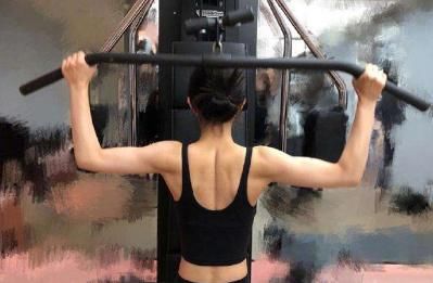  聚餐|《中餐厅》开播大伙聚餐！看清赵丽颖吃的啥，网友：难怪只有80斤