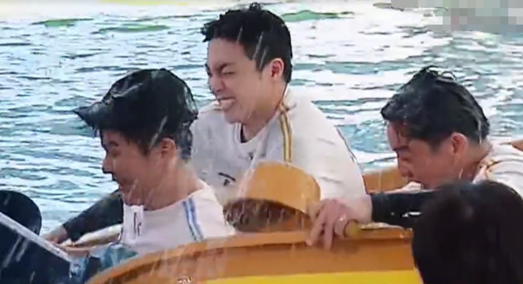  男团|蒋依依和跑男团一起下水，看清她花妆后的颜值，确定有19岁？