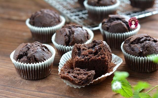  省事|处暑后胃口大开，2个鸡蛋烤12个玛芬蛋糕，无需打发，浓香省事