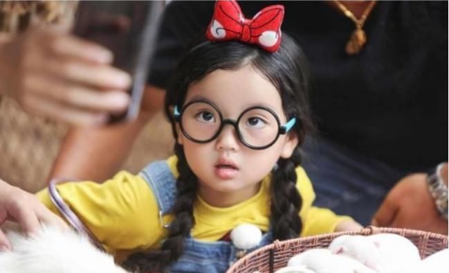  弟弟|“我要赚钱养弟弟”，那个4岁出道赚百万的小女孩，如今怎么样了？