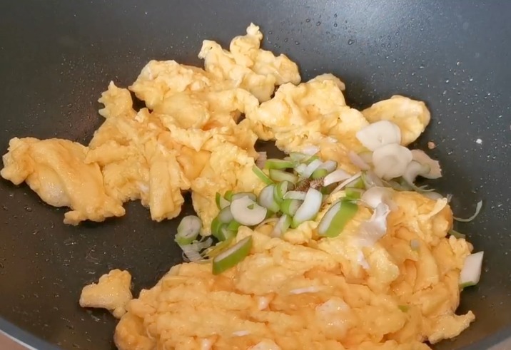 鲜香|金针菇营养非常丰富,只需要搭配一个西红柿,鲜香美味,超级下饭