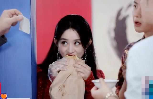  脸色|赵丽颖吃煎饼果子，听到她说要加4个鸡蛋，王一博脸色都变了！
