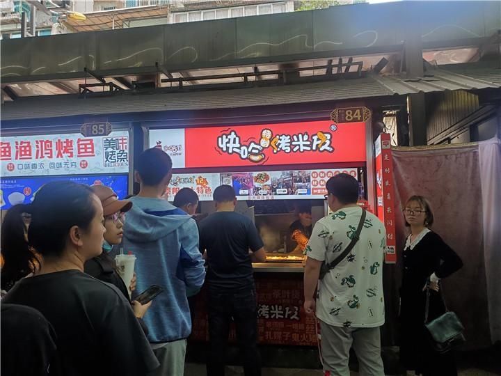 打卡|「2020国庆·打卡贵州」二七路小吃街排长龙!“网红”烤米皮,每天卖千份