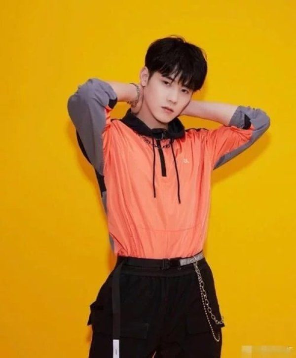  点评|硬糖少女成为评审团点评R1SE和火箭少女，实力受质疑，网友：大可不必！