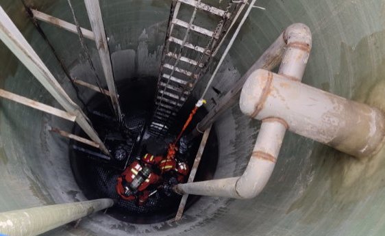  消防救援|【突发】沼气致工人晕倒在4米井底